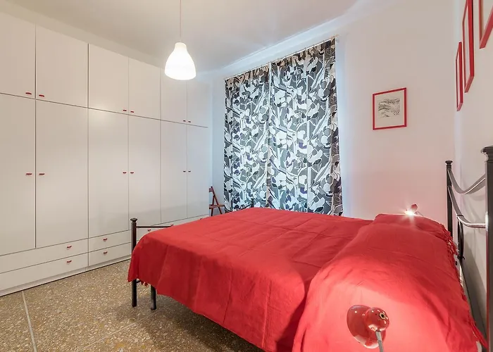 Red & White Vatican Apartment Rom