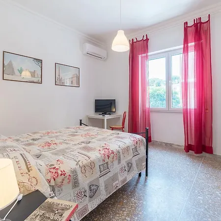 Red & White Vatican アパート *