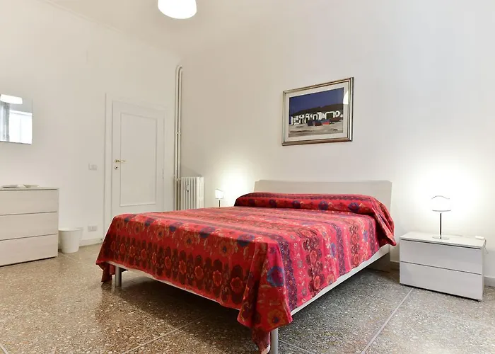 Red & White Vatican アパート *