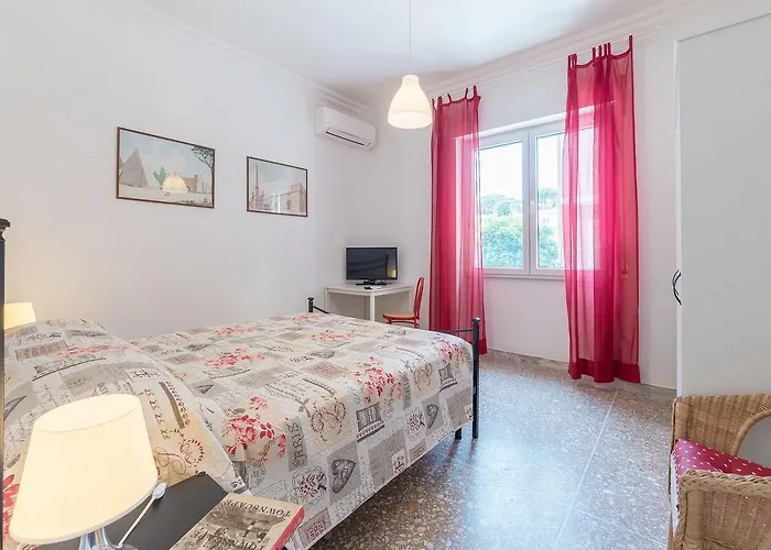 Red & White Vatican アパート *